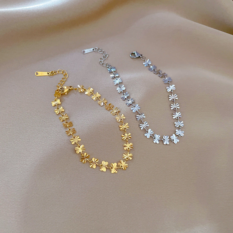 Pulsera geométrica minimalista de mariposa para mujer de acero titanio con chapado en oro y textura ondulada