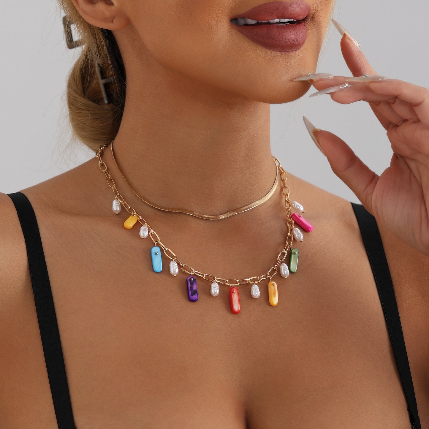 Collar Colgante de Estilo Geométrico para Mujer Hecho de Aleación con Acabado Chapado, Cadena de Clavícula Colorida Inspirada en Conchas