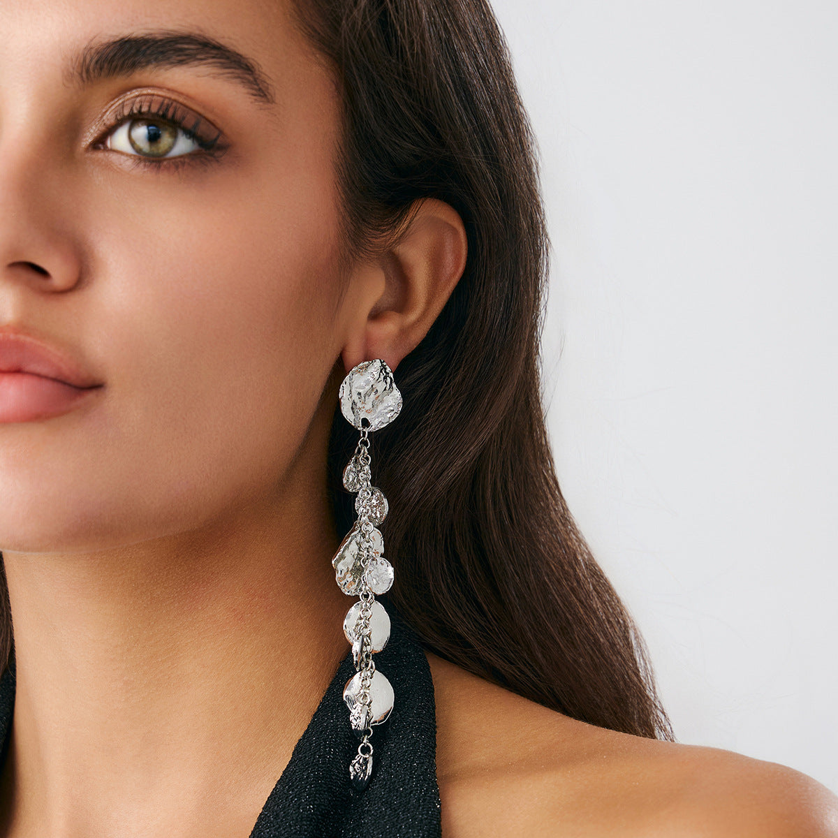 Pendientes colgantes minimalistas de disco redondo geométrico para mujer con aleación chapada de textura martillada y postes de acero inoxidable