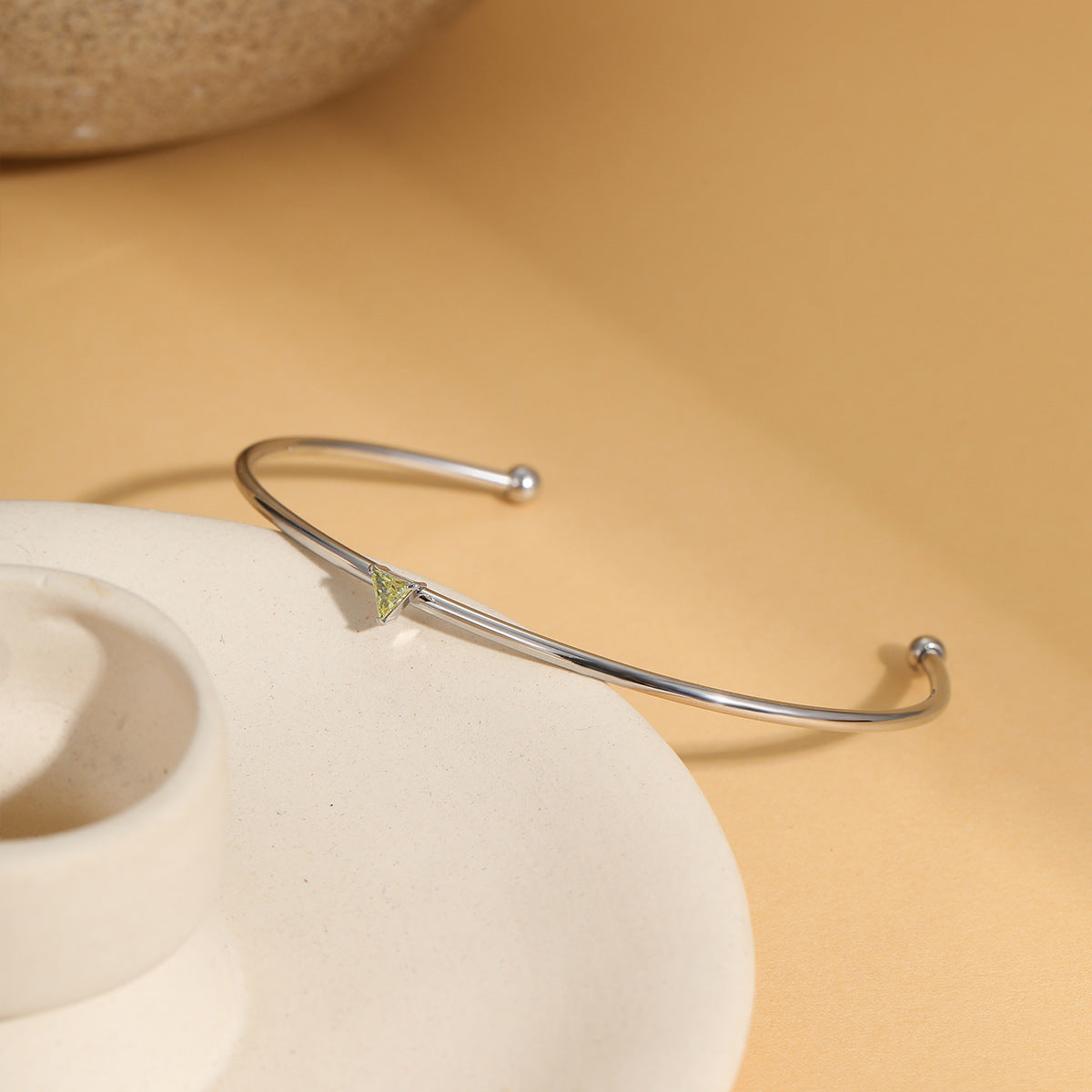 Bracciale alla moda geometrico in acciaio al titanio con intarsio di zirconi colorati da donna, gioiello anallergico placcato a mano