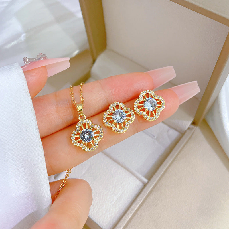 Set di Collana e Orecchini Lusso da Donna in Acciaio al Titanio con Trifoglio e Accenti di Strass Micro-Pavé per Eventi Formali