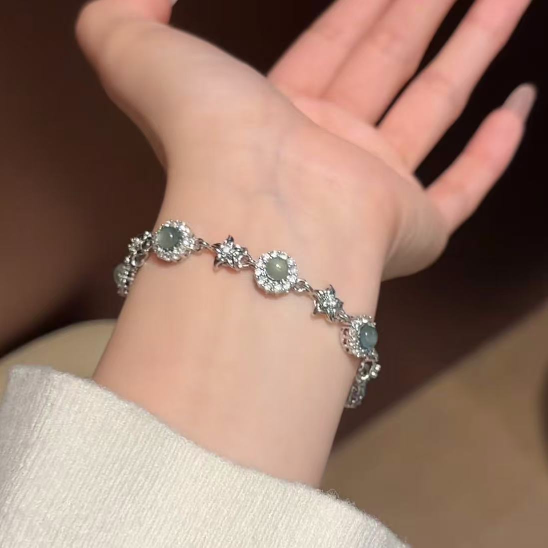Elegante bracciale da donna con fiore geometrico e accenti in zircone, in rame placcato, stile trendy da ufficio, gioiello versatile e lussuoso per la mano