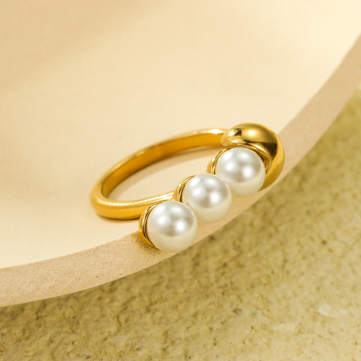 Anello da donna minimalista geometrico in acciaio inossidabile con placcatura in oro 18 carati e intarsio di perle