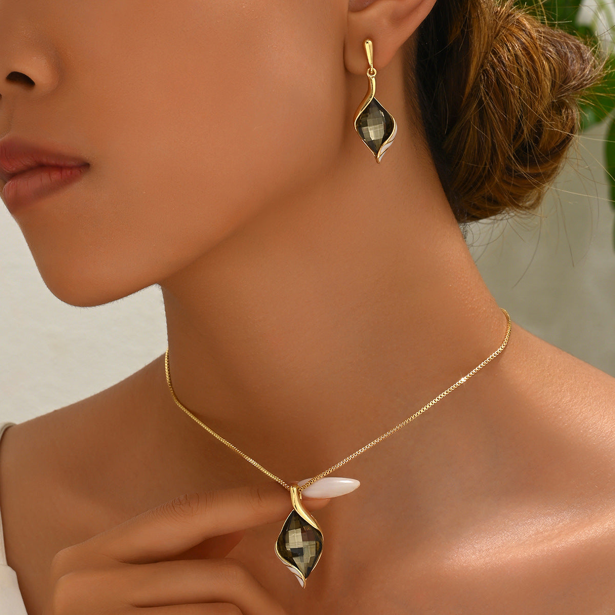 Juego de collar y pendientes de aleación con incrustaciones de diamantes de imitación de estilo geométrico para mujer, cadena de clavícula con apariencia de diamante