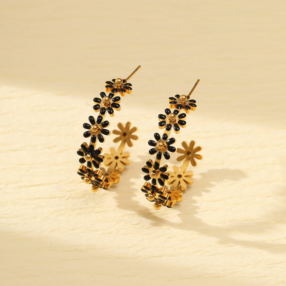 Pendientes de acero de titanio esmaltados con forma floral de moda para mujer, de acero inoxidable hipoalergénico con chapado en oro de 18 quilates