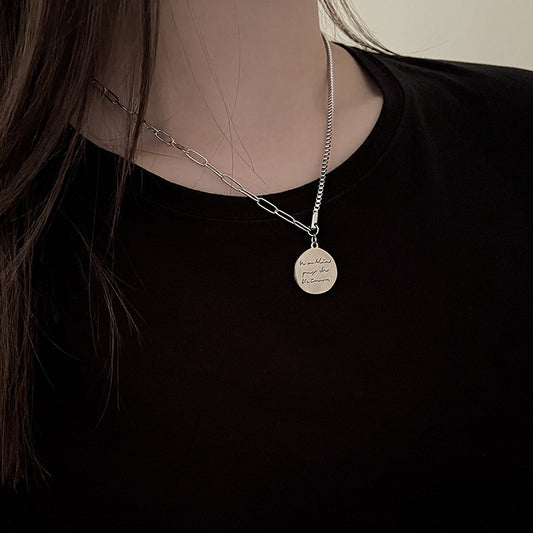 Collar con colgante de letras minimalista vintage de acero de titanio para mujeres y hombres con acabado chapado y cadena de clavícula