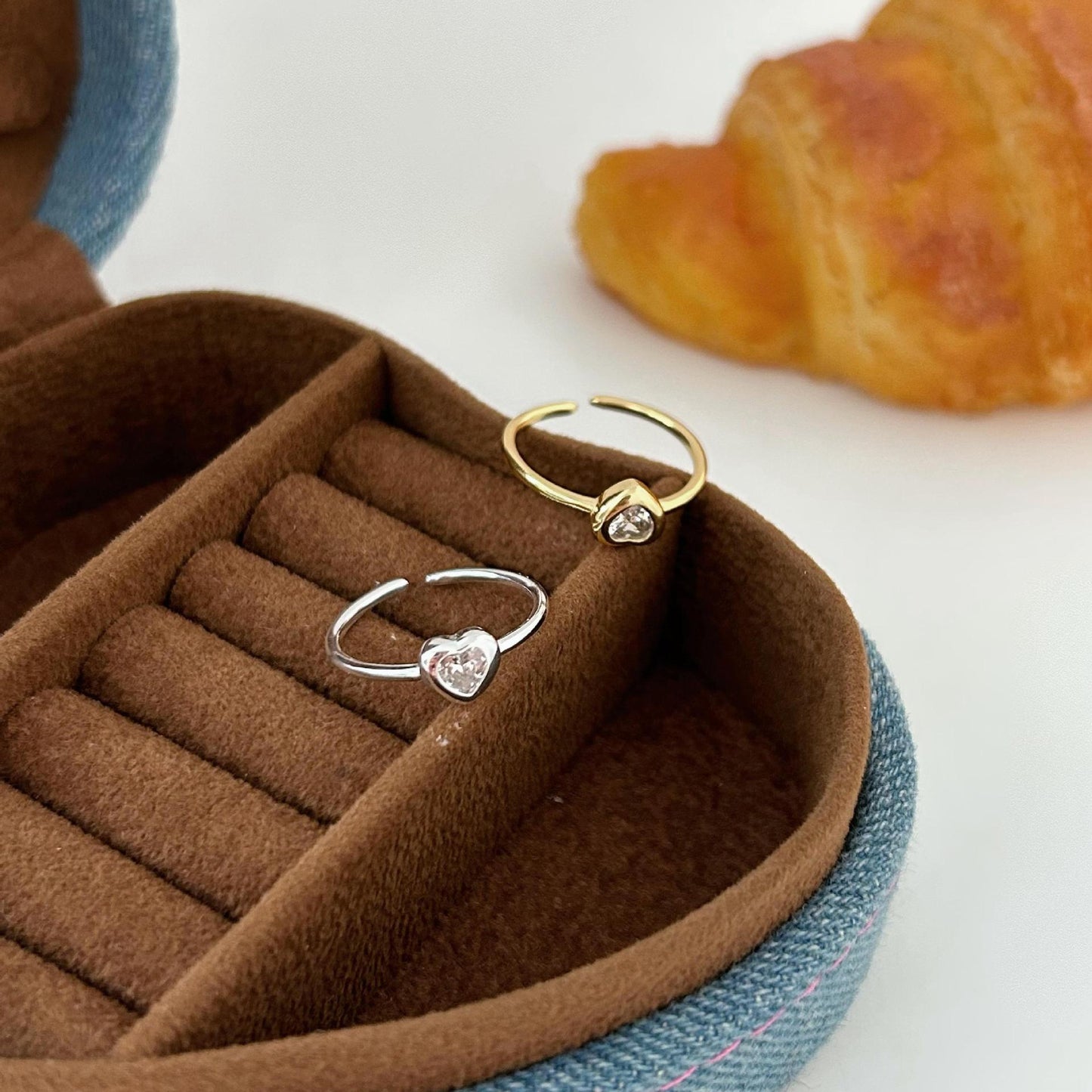 Anello Minimalista a Cuore in Argento Sterling 925 con Intarsio di Zirconi da Donna