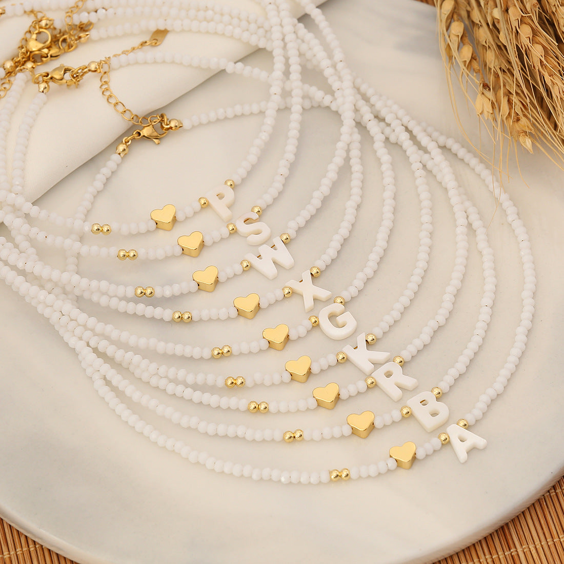 Collana con ciondolo a lettera dal design originale con ciondolo a conchiglia e perline di cristallo da donna