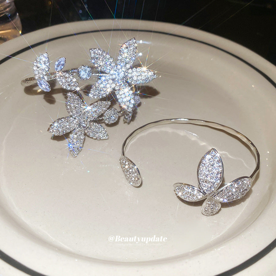 Elegante bracciale rigido aperto floreale con intarsio in strass in rame da donna, accessorio di moda minimalista di lusso