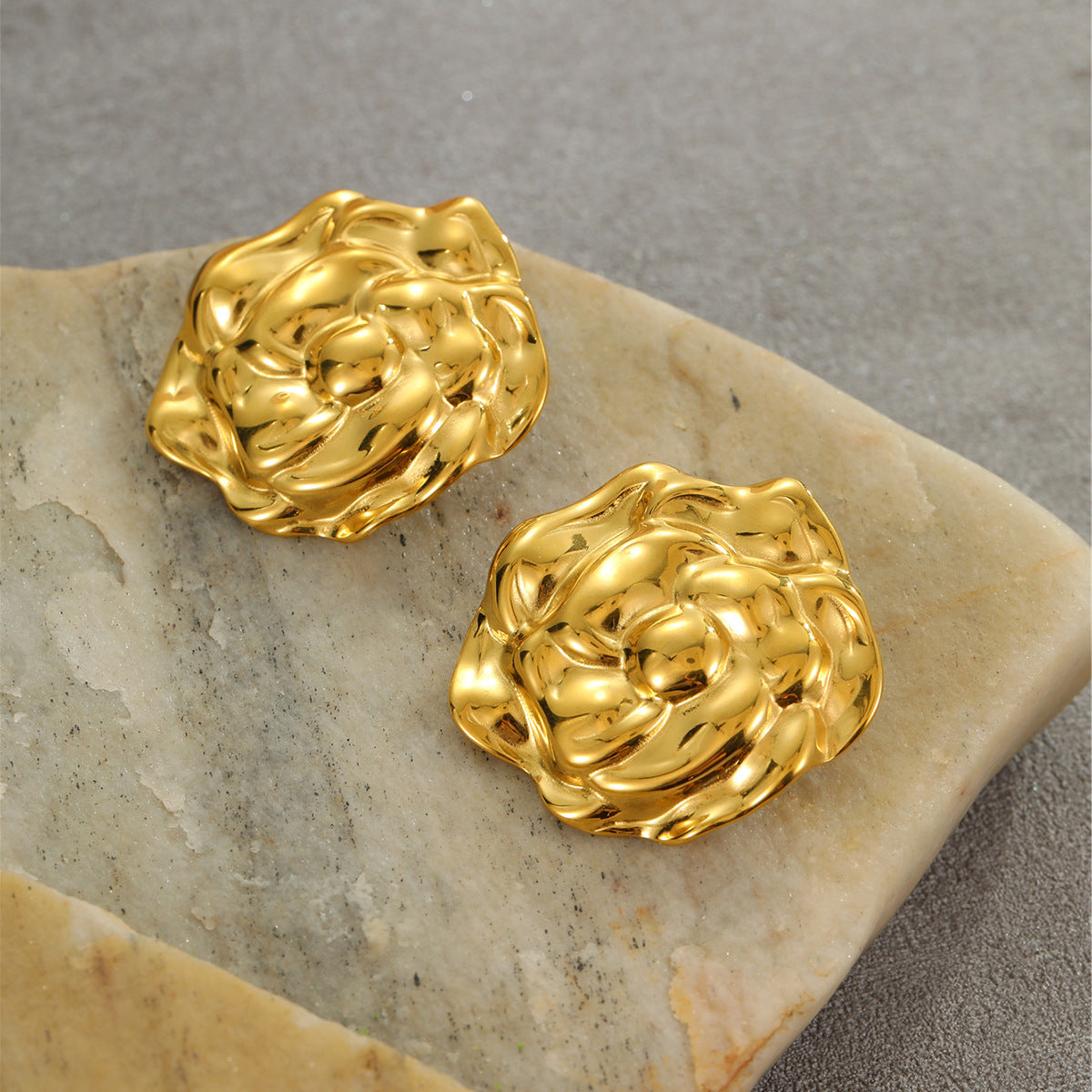 Pendientes de Titanio con Baño de Oro de 18K con Diseño Floral y de Hojas para Mujer