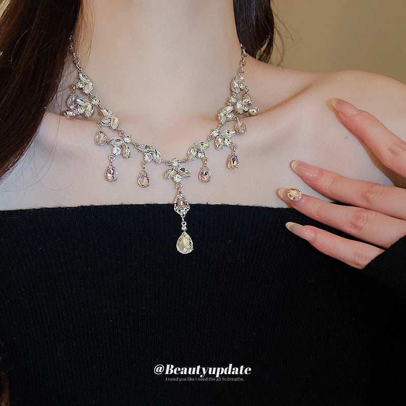 Set di collana e orecchini con pendente a goccia di strass scintillanti da donna, con catenina placcata in lega, elegante gioiello alla moda lunghezza clavicola