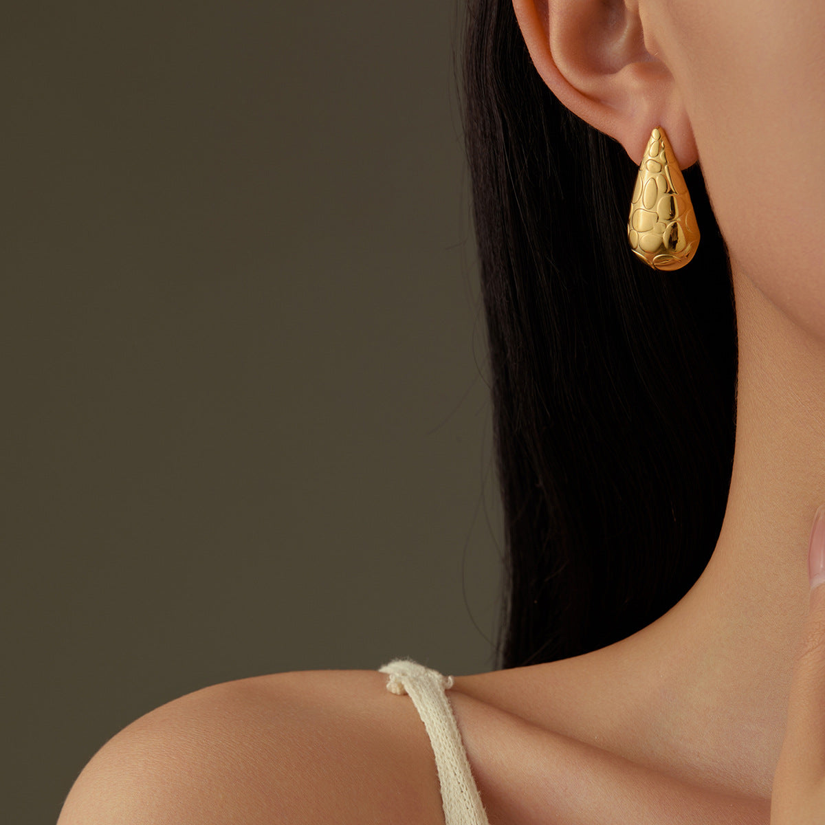 Orecchini a Goccia Irregolare in Acciaio al Titanio Stile Minimalista INS con Placcatura in Oro 18K e Texturizzazione Martellata