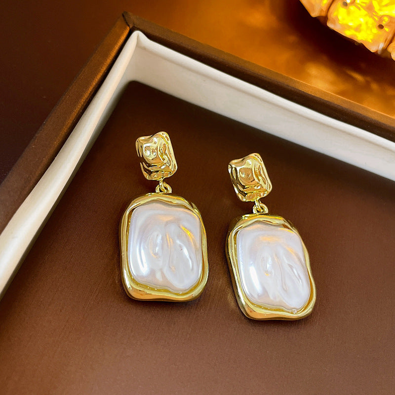 Pendientes de perlas y conchas de estilo vintage de aleación con baño de oro para mujer