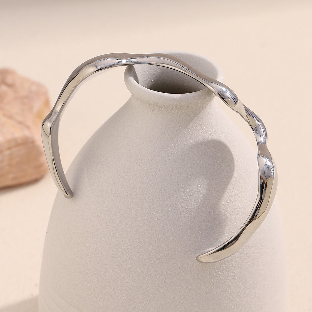 Bracciale a Onda Minimalista da Donna Realizzato in Acciaio Inossidabile con Placcatura in Oro 18K