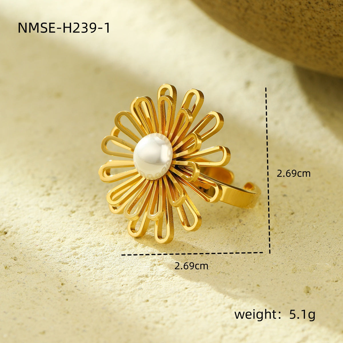 Anillo de Acero Inoxidable con Perlas y Flores de Estilo Lujoso para Mujer con Acabado Chapado y Banda Ajustable