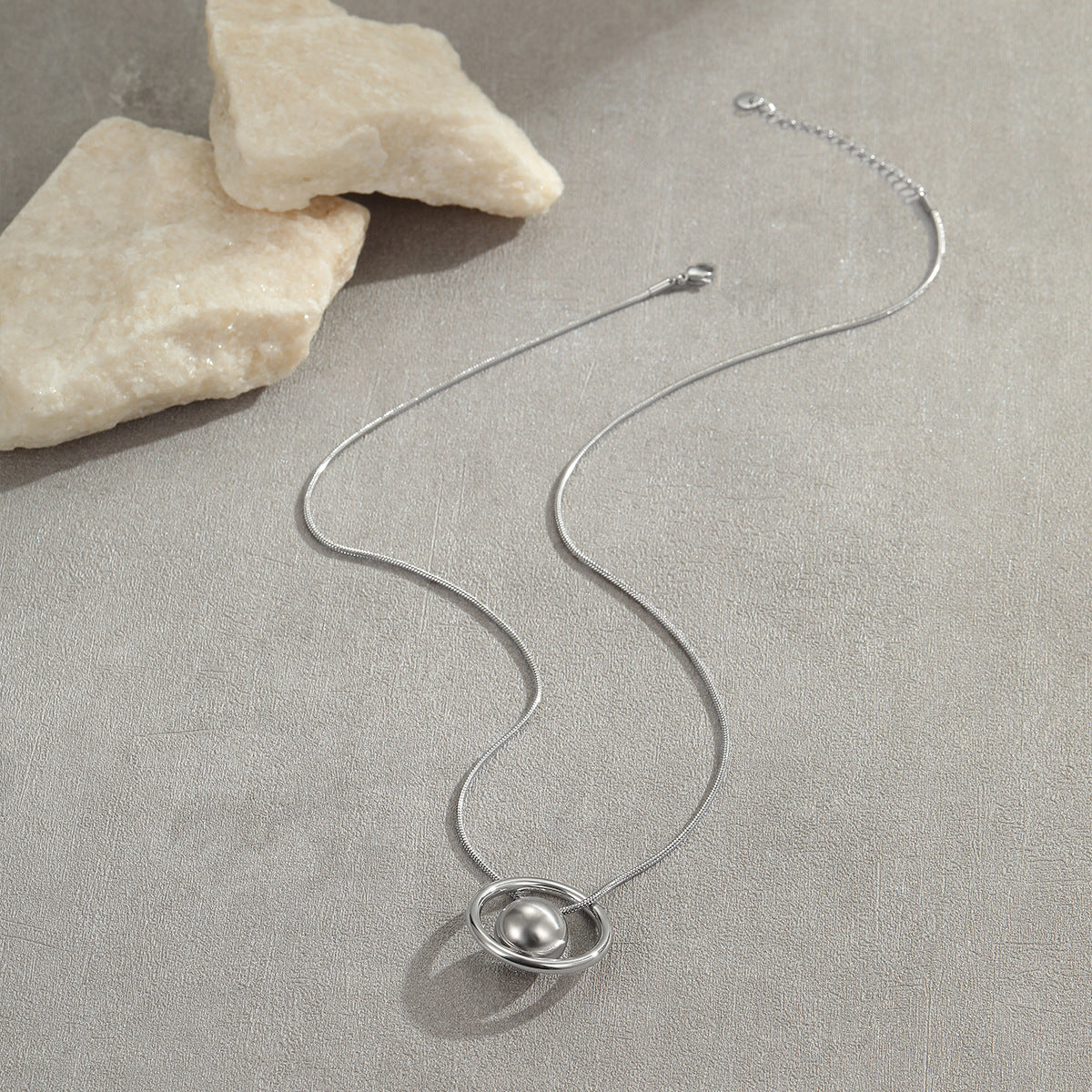 Collana Minimalista Geometrica in Acciaio Titanio con Finitura Galvanizzata per Donne, Gioielli con Ciondolo e Catena in Acciaio Inossidabile