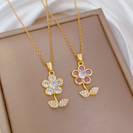 Elegante collar con colgante de hoja de cinco pétalos para mujer, delicada cadena de clavícula de acero inoxidable con detalles de diamantes de imitación