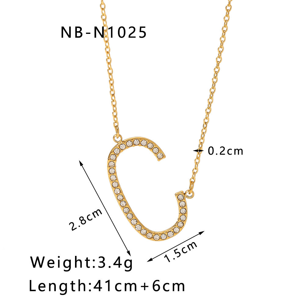 Collana con pendente minimalista in acciaio inossidabile a forma di lettera con intarsio di strass e placcatura in oro 18 carati su catena O per donna