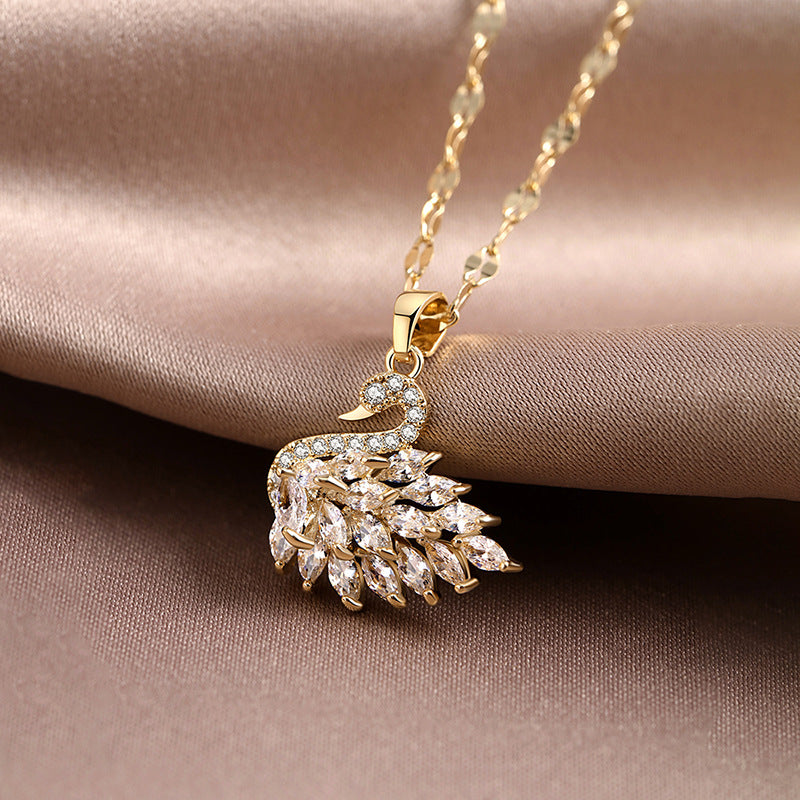 Collana clavicola placcata in acciaio al titanio con forma floreale irregolare dal design originale, con ciondolo a cigno in zircone per donna