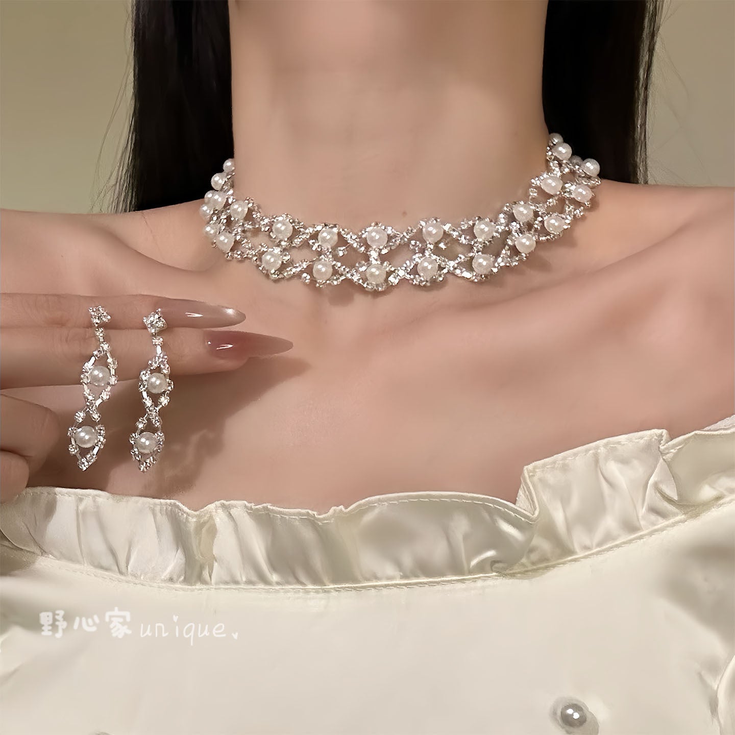 Elegante Set di Collana e Orecchini di Perle di Lusso con Intarsi di Strass, Motivo Floreale, Design Rotondo, Pendente in Lega, Catenina per Clavicola, da Donna