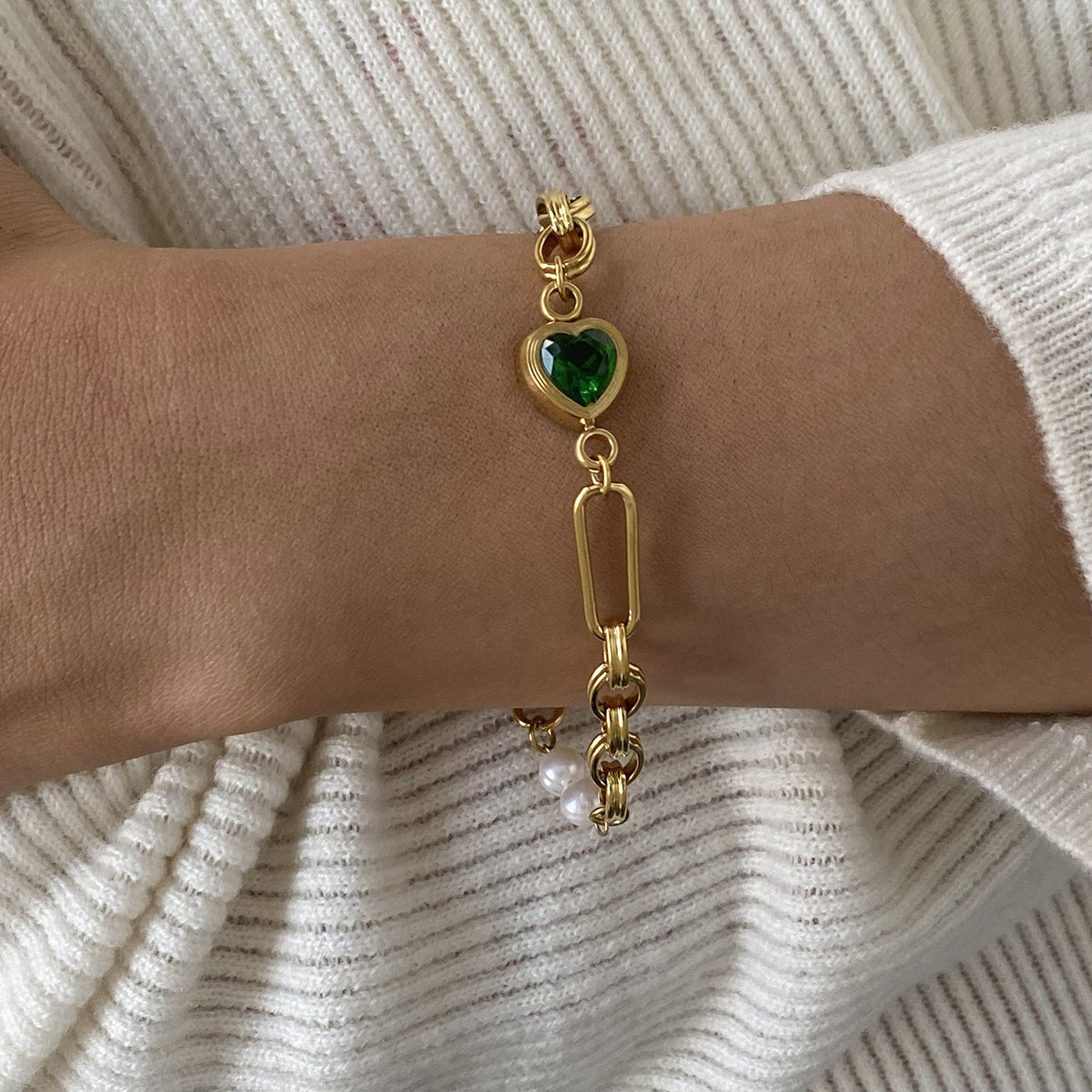 Collana con ciondolo a cuore minimalista in acciaio inossidabile con intarsio in madreperla da donna, finitura placcata, catena clavicola