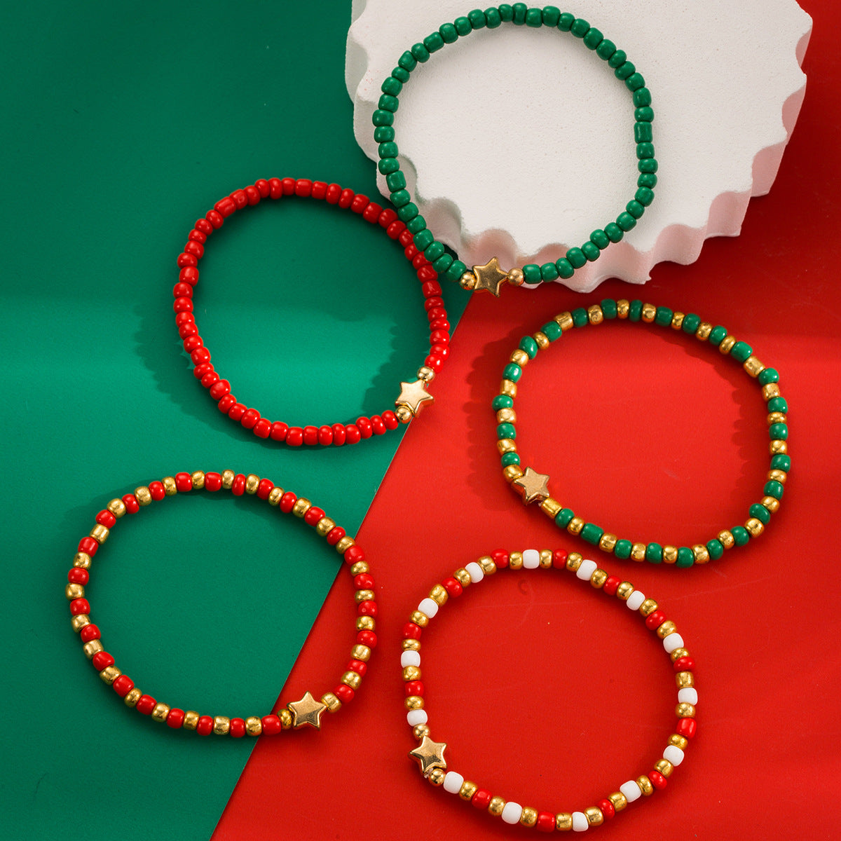 Pulsera apilable de estrella geométrica con cuentas pequeñas verdes y rojas y detalles CCB para mujer