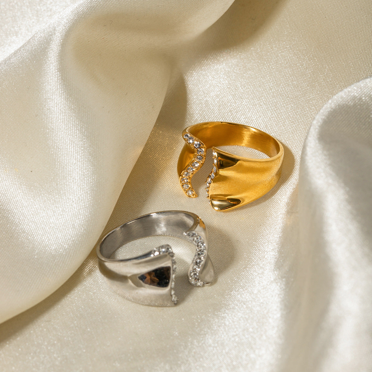 Anillo Minimalista de Acero Inoxidable Bañado en Oro de 18K con Incrustación de Pedrería, Diseño Geométrico Abierto, Unisex