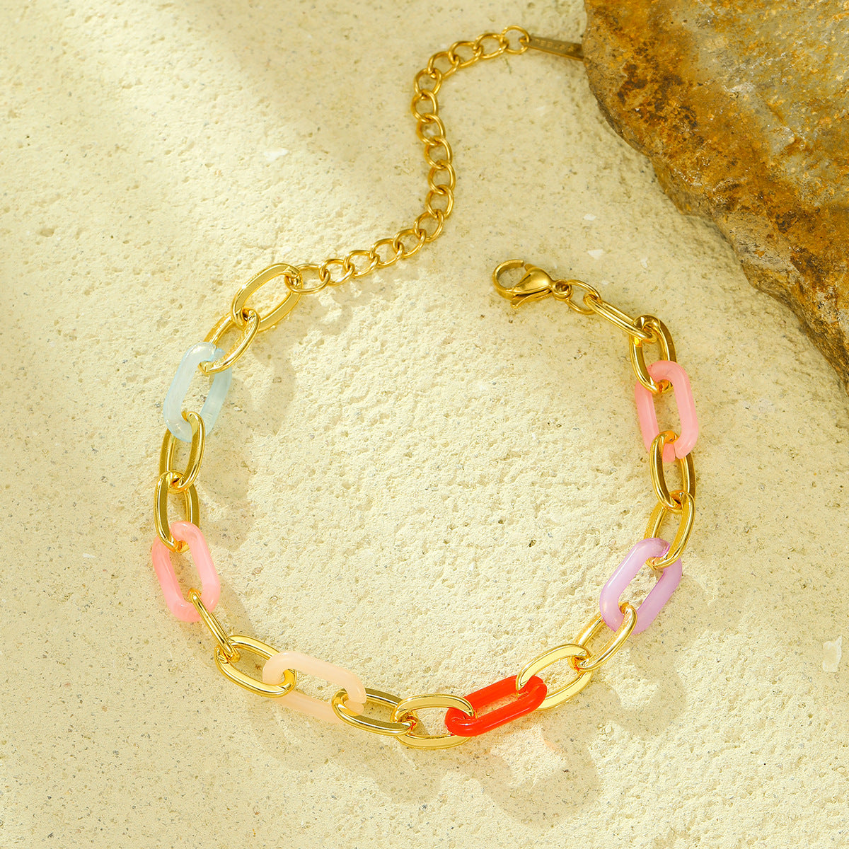Pulsera minimalista de eslabones gruesos de acero inoxidable para mujer con acabado chapado