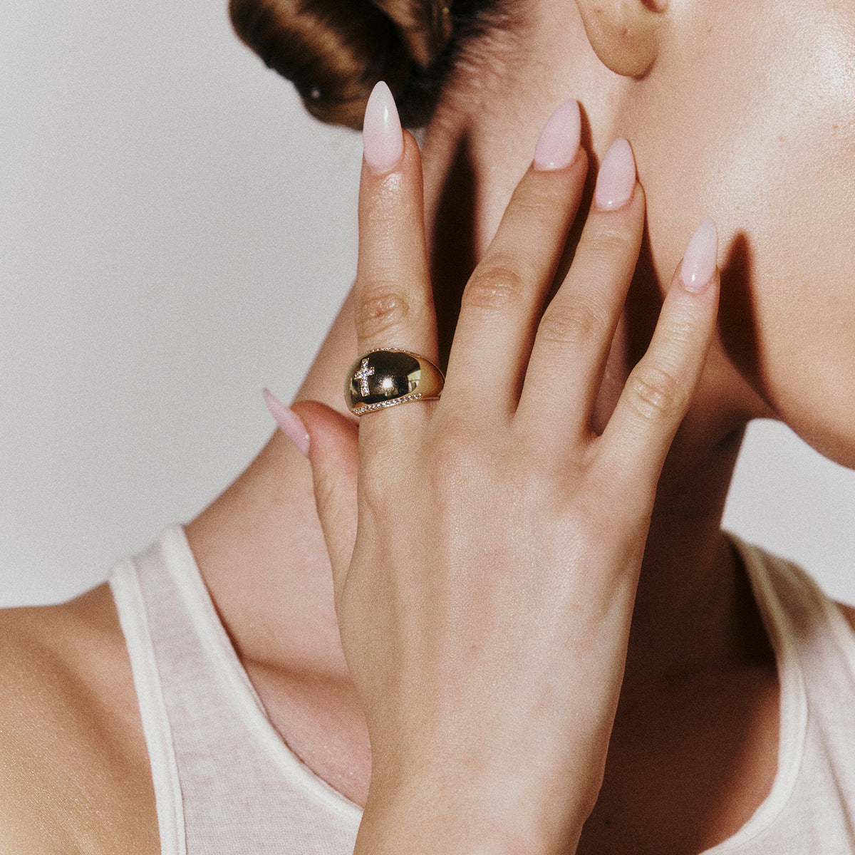 Anillo de cruz geométrico de moda chapado en oro de 18 quilates de acero inoxidable con incrustaciones de diamantes de imitación para mujer