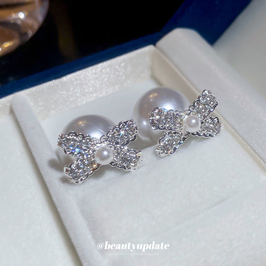 Eleganti Orecchini a Perno a Forma di Fiocco con Perle e Intarsi di Strass da Donna — Gioielli di Moda di Lusso Leggeri per Tutti i Giorni