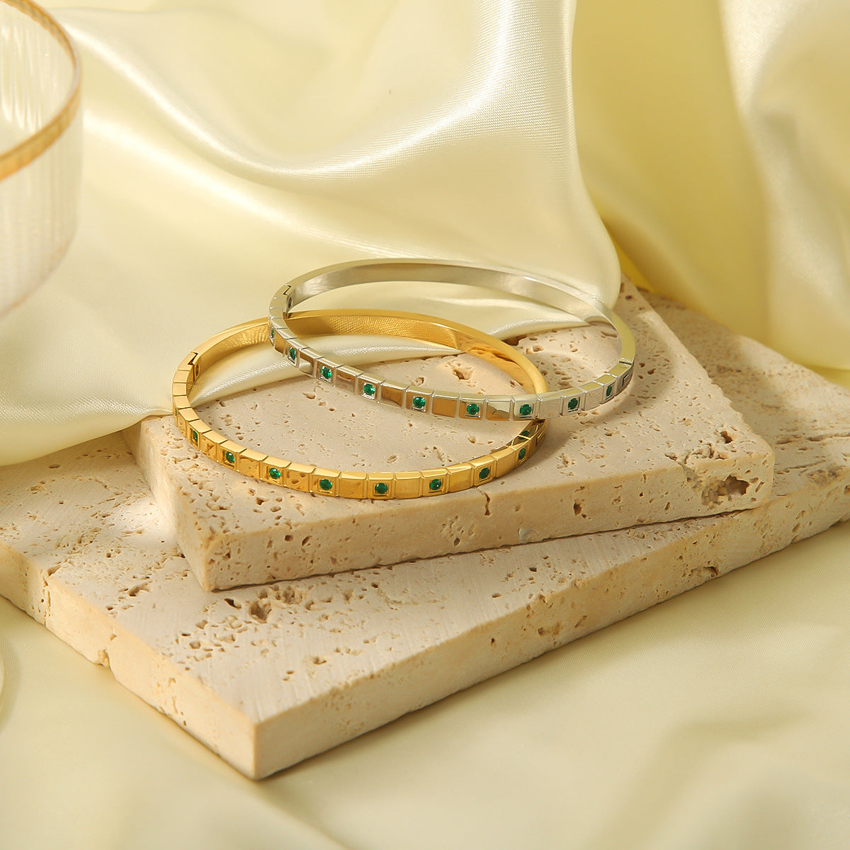 Bracciale Minimalista in Acciaio Inossidabile con Intarsio di Zirconi Smeraldo, Design Geometrico Quadrato in Acciaio al Titanio, Gioiello Elegante da Donna