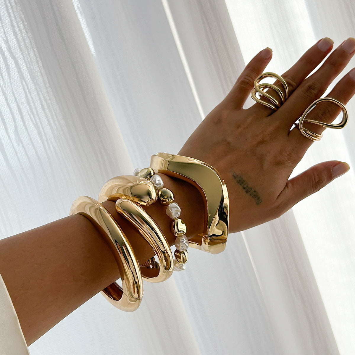 Pulsera de aleación con forma de gota de agua irregular, superficie pulida y acabado chapado para mujer