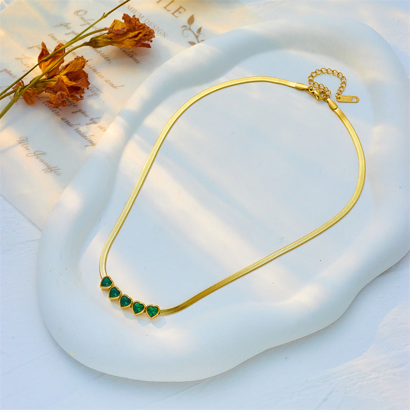 Collana da donna vintage minimalista a catena a serpente in acciaio al titanio con strass verdi a forma di cuore
