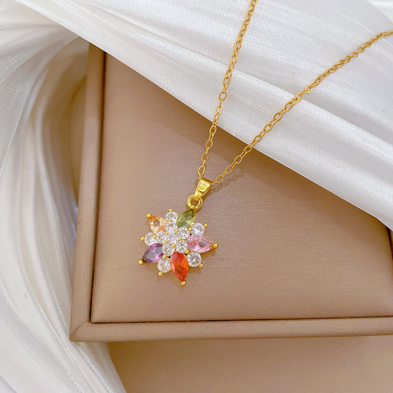 Collana da donna in acciaio inossidabile placcato titanio con fantasia floreale stile cartone animato, forma geometrica e strass, con delicata catena a medaglione
