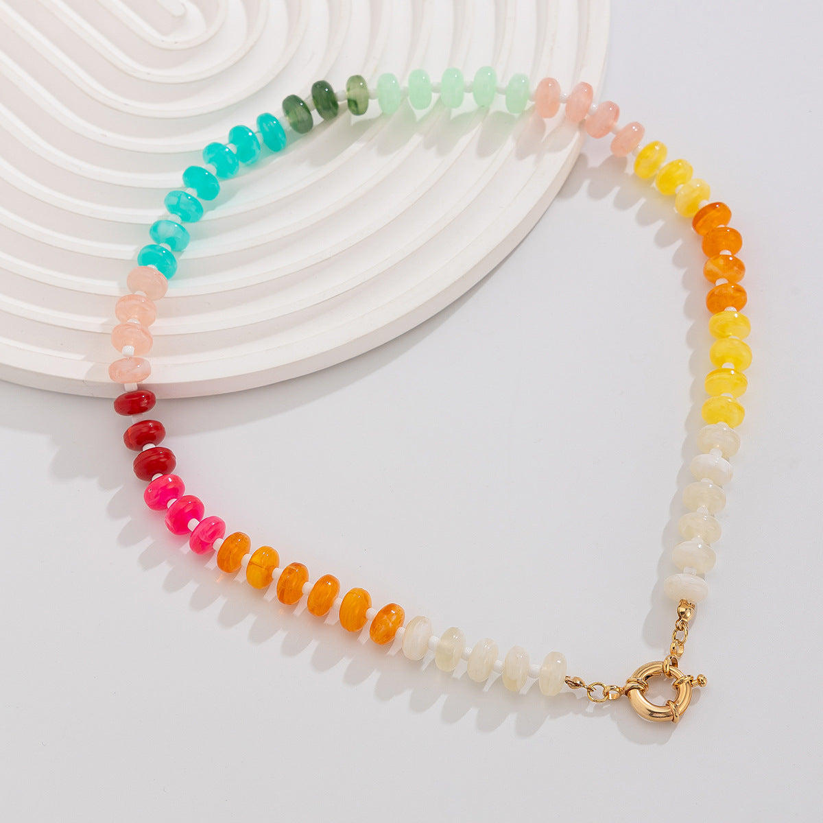 Collana girocollo con perline acriliche geometriche minimaliste e colori arcobaleno da donna