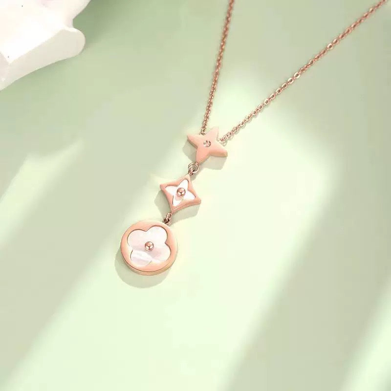 Collana Minimalista a Rombi con Quadrifoglio in Acciaio al Titanio Placcato Rodio, Intarsio in Madreperla Bianca, Design Delicato con Catena per Clavicola