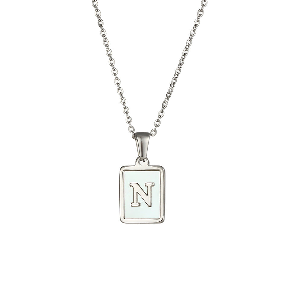 Collana con Ciondolo a Lettera Minimalista in Acciaio al Titanio per Donna con Finitura Galvanizzata e Intarsio in Madreperla Bianca Naturale