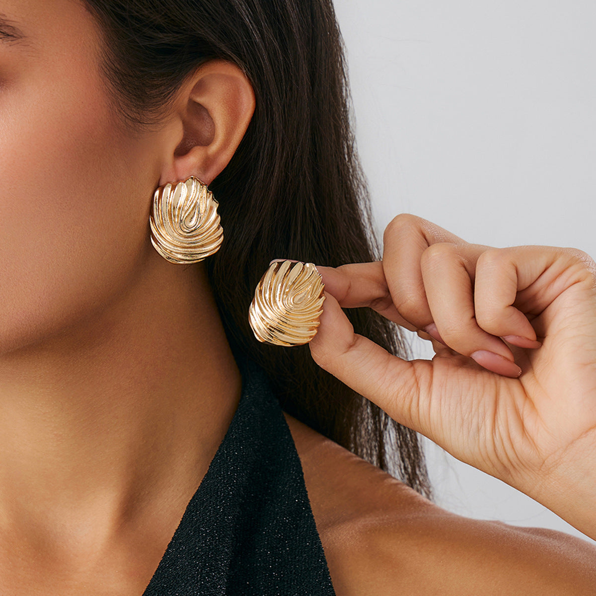 Pendientes de tachuela redondos, geométricos y minimalistas para mujer con superficie pulida y detalle floral trenzado