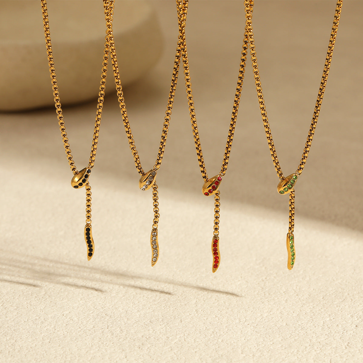 Collana da donna alla moda a forma di serpente in acciaio inossidabile con intarsi in zircone, finitura placcata, catena clavicola minimalista