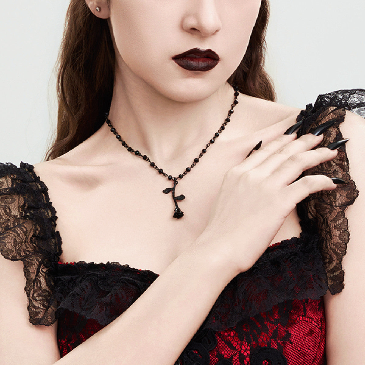 Collar con colgante de aleación con forma de lágrima estilo gótico oscuro y acabado chapado para mujer, cadena de clavícula multicapa