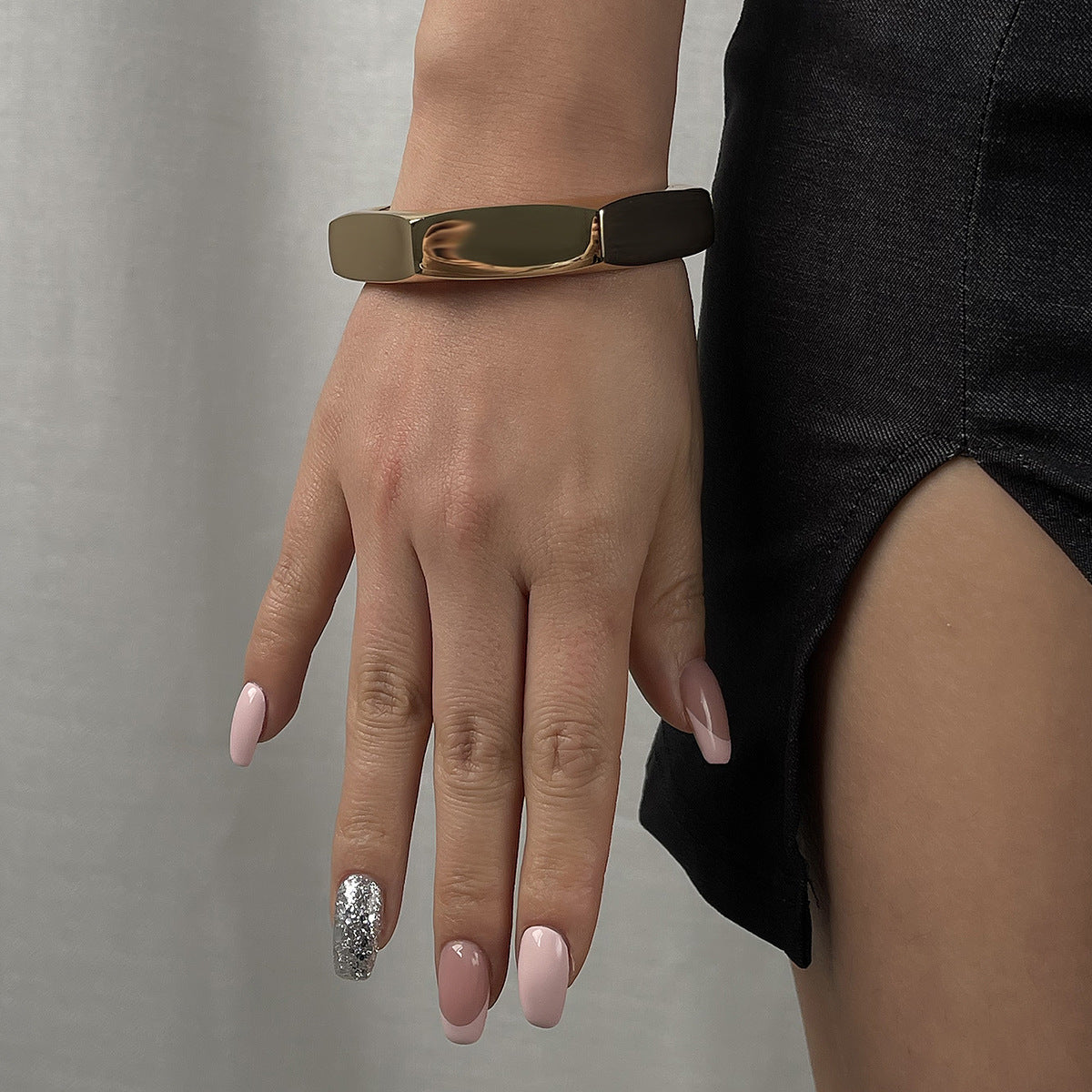 Bracciale esagonale in lega stile punk da donna con finitura placcata e design audace a molla robusta
