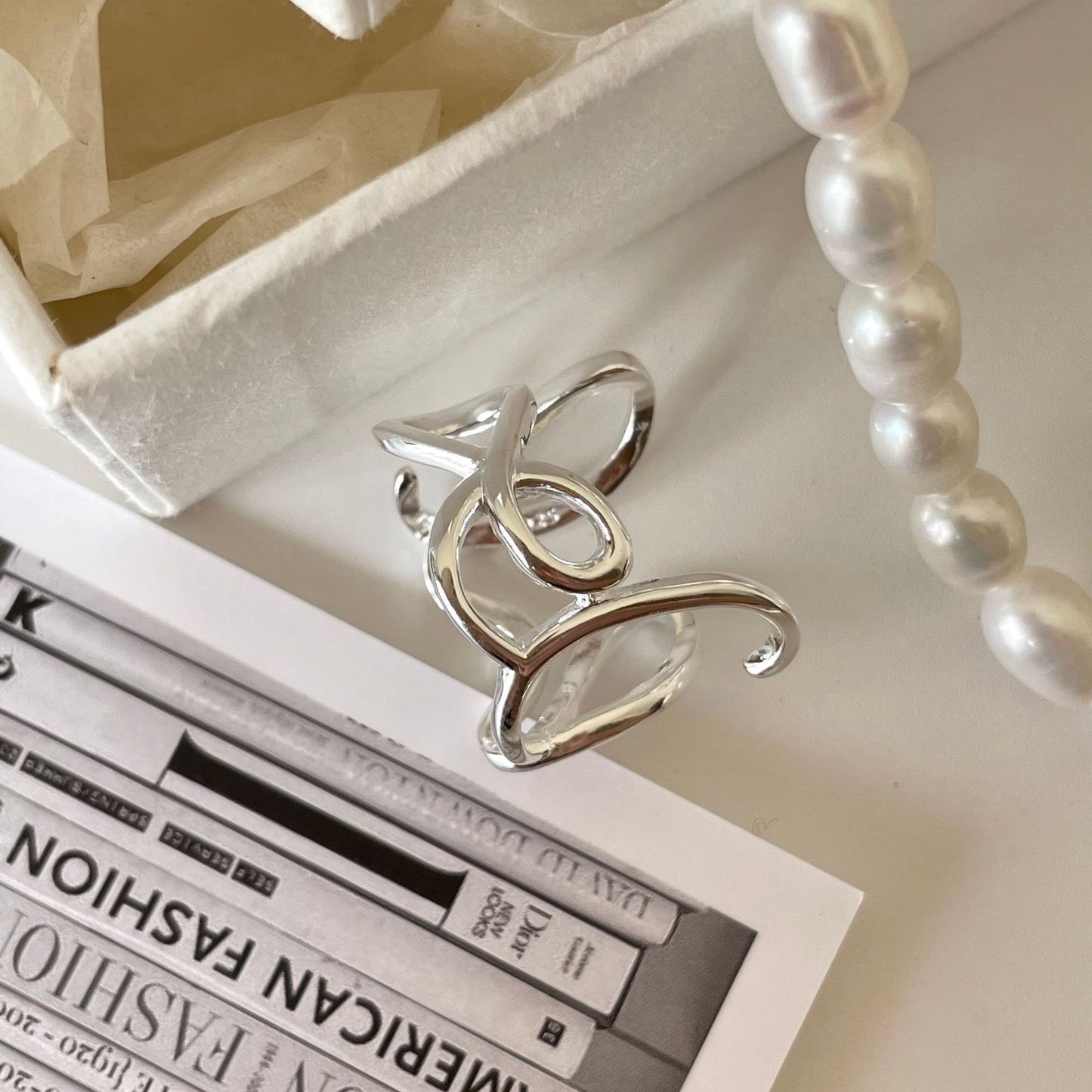 Anillo minimalista de plata de ley 925 con forma de corazón y diseño de líneas texturizadas para mujer