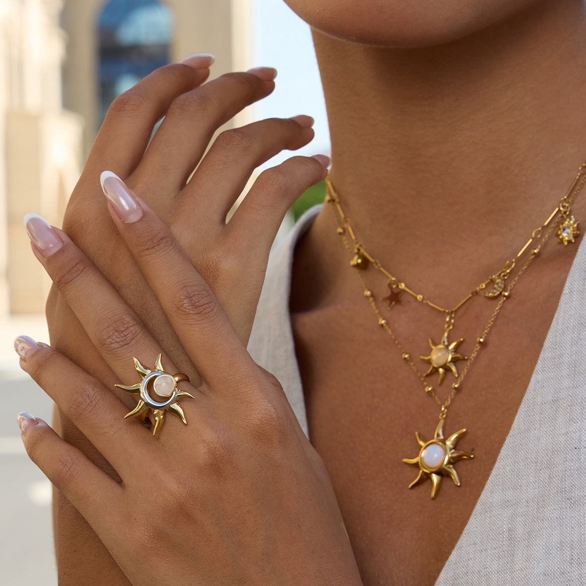 Anello in Acciaio al Titanio Geometrico a Forma di Sole con Finitura Placcata per Donne con Accento Pietra di Luna Accessorio di Moda