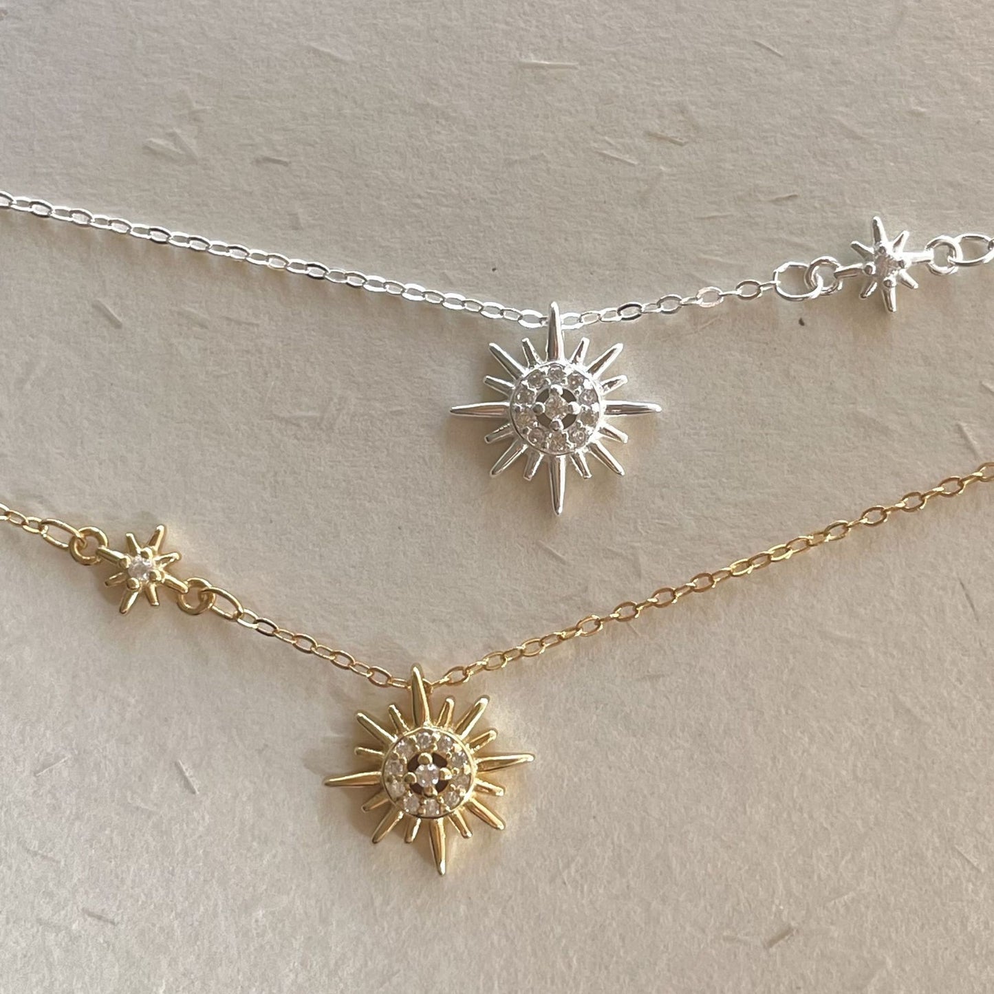 Collana con Pendente a Stella Minimalista Tonalità Fredde in Argento Sterling 925 con Dettagli in Zircone
