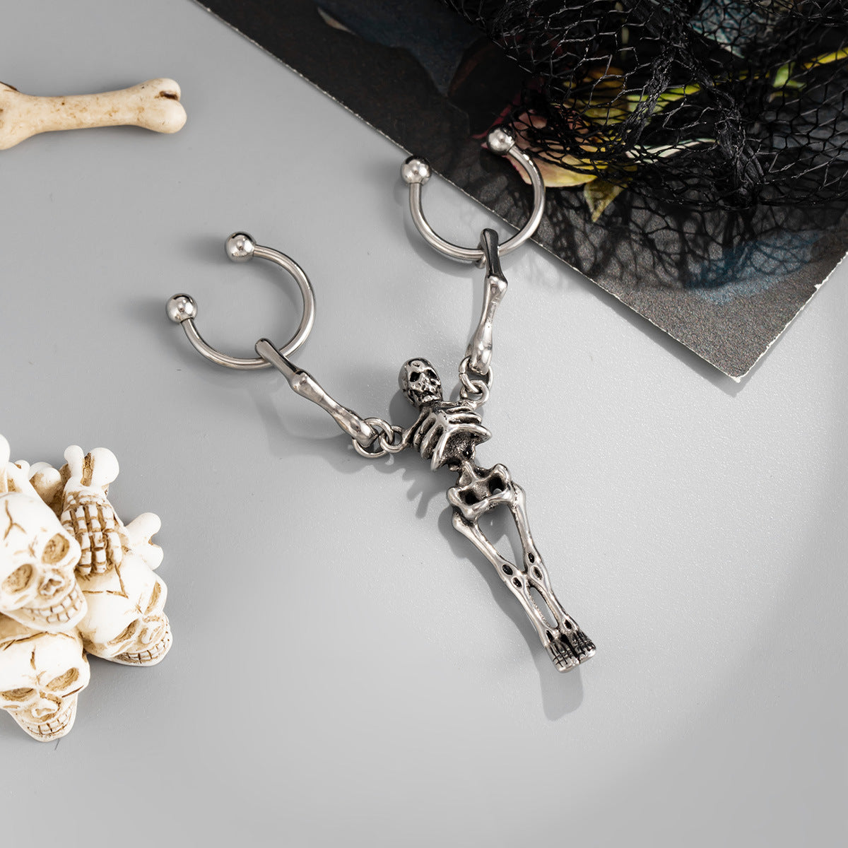 Orecchini per cartilagine da donna a forma di teschio staccabile in stile scuro in acciaio al titanio con design geometrico e a cartone animato di scheletro umano