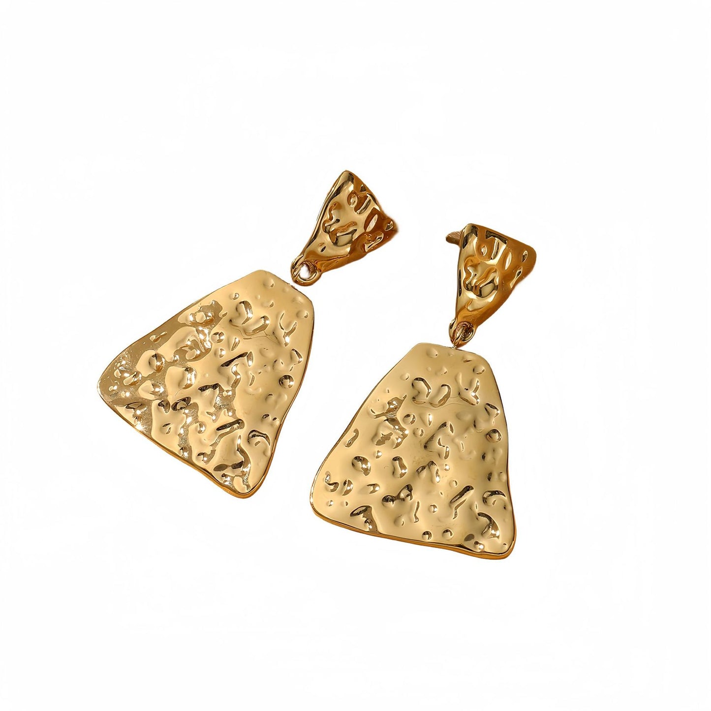 Pendientes minimalistas geométricos plisados de acero titanio para mujer con acabado chapado y diseño en forma de corazón