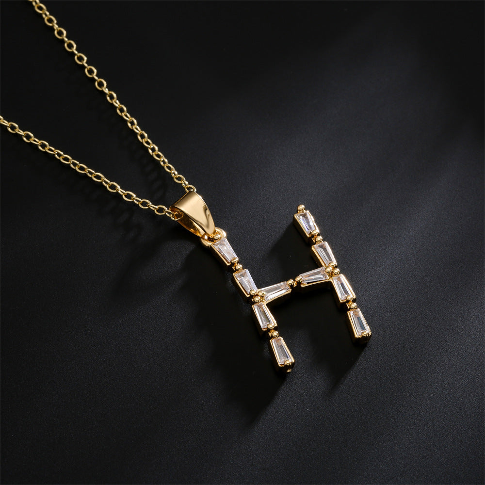 Collana da donna con ciondolo a lettera minimalista in ottone, placcata in oro 18K con intarsio di zirconi