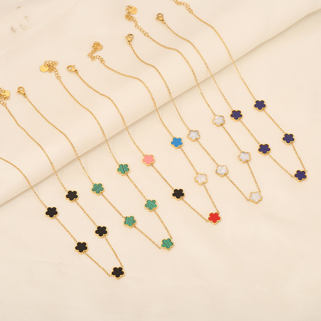 Elegante collana a pendente floreale a cinque petali in acciaio inossidabile con intarsio in acciaio al titanio e finitura galvanica su catena O per donna