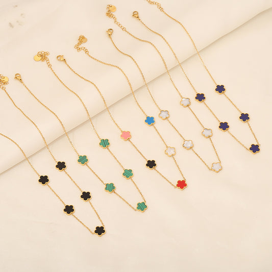 Elegante collana a pendente floreale a cinque petali in acciaio inossidabile con intarsio in acciaio al titanio e finitura galvanica su catena O per donna