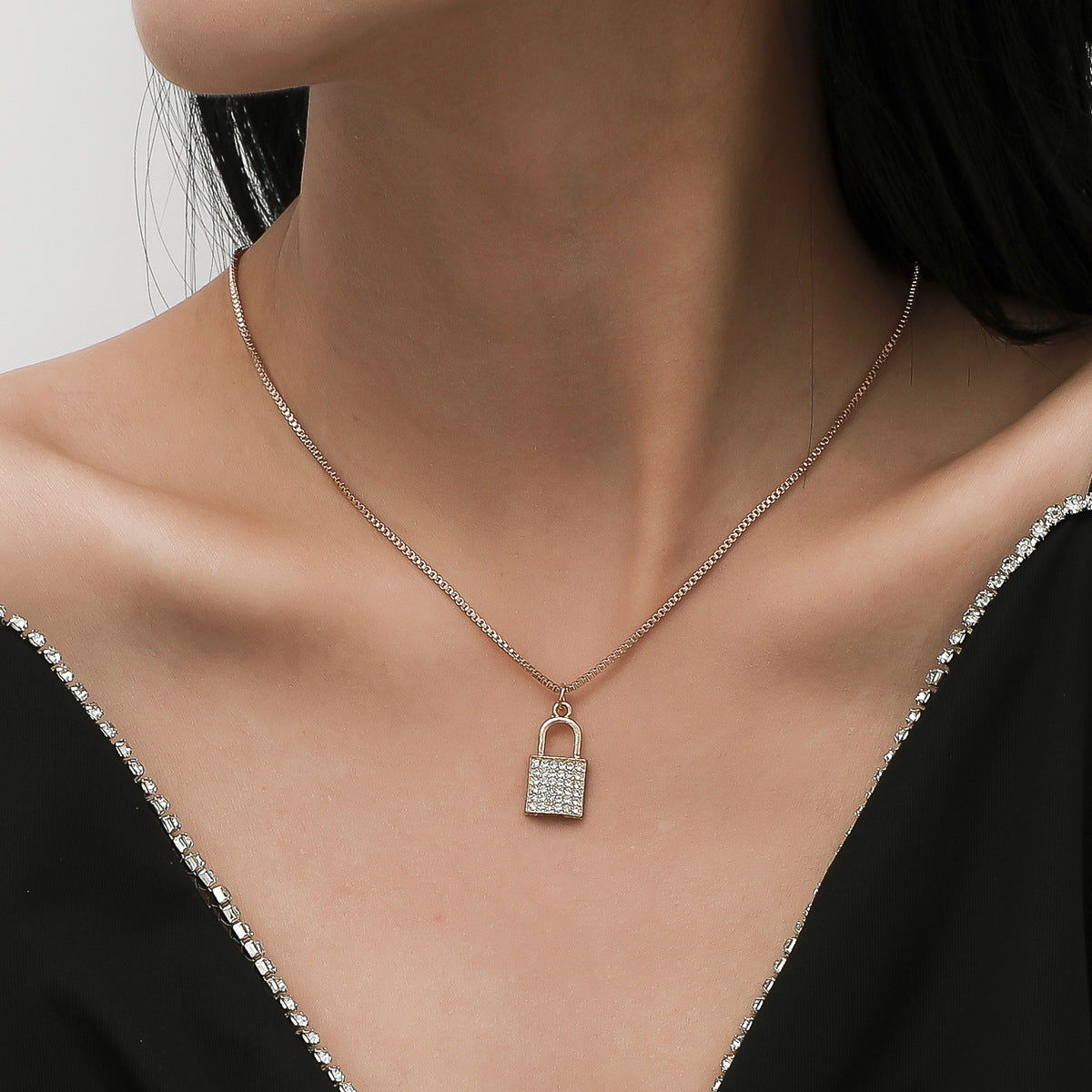 Collana vintage minimalista da donna con ciondolo geometrico a chiave lucchetto in lega